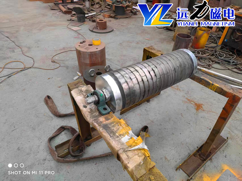CTB1230 湿式磁选机如何完成铁矿去铁?国内知名厂家、参数选型、现场案例全梳理 引言：铁矿湿法选矿环节，CTB1230 湿式磁选机是粗选、精选常用设备，依靠矿物磁性差异完成矿浆中铁矿物分离。很多采购朋友关心设备分选原理、技术参数、选型技巧、市场行情，同时希望筛选靠谱的国内生产厂家。本文结合现场实操、设备参数、项目案例，聊聊这款设备的去铁逻辑，同时分享选型建议与厂家参考，供矿山项目做采购参考。 CTB1230 湿式磁选机如何完成铁矿去铁?国内知名厂家、参数选型、现场案例全梳理 CTB1230 湿式磁选机工作原理：铁矿如何完成去铁 CTB1230 属于半逆流湿式永磁筒式磁选机，针对 0‑0.5mm 细粒级磁铁矿矿浆分选作业。 矿浆从给料箱进入槽体，水流打散矿粒，物料进入磁选区域; 内部永磁磁系产生磁场，含铁磁性矿粒受磁力吸附在旋转圆筒表面，形成磁团;磁极交替转动，不断翻动矿团，夹杂的泥沙、脉石杂质脱落回到矿浆当中; 圆筒转出磁场区域，磁力减弱，高压冲洗水把吸附的铁矿物冲入精矿槽; 不含铁的非磁性脉石，顺着槽体尾部随矿浆排出成为尾矿，完成整套连续去铁分选流程。 一、企业优势，主营产品及 CTB1230 技术参数 1、茄子视频APP网站磁电厂家概况 茄子视频APP网站磁电为国内磁选设备生产厂家，专注永磁磁选设备研发制造，可提供磁选机、除铁器等矿山选矿设备，支持矿样试验、方案定制、设备非标调整，服务铁矿、砂石、非金属矿除铁提纯项目。 2、CTB1230 核心参数(行业参考) 筒体规格 筒表磁场 适配入料粒度 处理能力 配套电机 筒体转速 整机参考重量 Φ1200×3000mm 135‑160mT 可调 ≤0.5mm 矿浆 100‑140t/h 7.5kw 17r/min 9.5t 筒体规格：Φ1200×3000mm 筒表磁场：135‑160mT 可调 适配入料粒度：≤0.5mm 矿浆 处理能力：100‑140t/h(矿浆浓度 30% 工况) 配套电机：7.5kw 筒体转速：约 17r/min 整机参考重量：9.5t 设备要点：筒体可配置耐磨保护层，磁系采用钕铁硼永磁材料，磁衰幅度较低，槽体为半逆流结构，适合铁矿精选作业，可多台串联、并联搭建生产线，提升选铁效果 二、客户使用案例、市场价格优势与采购预算 现场项目案例 案例 1：北方某磁铁矿选矿项目，选用 CTB1230 湿式磁选机 2 台串联做精选工序。原矿铁品位 36%，经过分选后精矿品位提升至 65% 左右，尾矿磁性铁控制在合理区间，设备连续运行，维护频次可控。 案例 2：尾矿回收项目，搭配 CTB1230 对老选厂尾矿再选，回收残余磁性铁矿物，提升资源利用率，国内不少选矿项目有同类落地应用。 市场价格与预算参考 价格受磁场配置、耐磨升级、非标改动、运输、配套部件影响，仅作为市场参考，不作为报价依据。 CTB1230 标准配置机型，市场区间处于中等大型磁选机档位; 采购预算除主机之外，建议预留：运输、安装调试、易损件储备、配套管路的相关开支; 源头生产厂家，减少中间流通环节，报价相对透明，可对接获取对应方案报价。 三、为什么推荐茄子视频APP网站磁电生产厂家 具备完整生产制造能力，从磁系设计、筒体加工到整机装配自主完成，可提供矿样测试，根据矿石特性出具适配选型方案; CTB 系列湿式磁选机机型齐全，CTB1230 等多款型号现货可协调，支持磁场强度、耐磨层等局部调整，适配不同矿山工况; 有较多矿山落地案例，售前提供选型建议，售后可提供设备安装指导、运维使用技巧; 配件供应较为完善，后期设备保养更换零部件采购方便，降低现场运维压力。 四、企业长久发展：产品品质是长远发展基础 矿山设备属于重资产投入，设备品质直接影响生产线整体产能。生产厂家想要长期立足市场，离不开这几点： 磁系选材把控：永磁磁系是磁选机核心，磁材品质会影响长期分选稳定性; 加工工艺：筒体耐磨处理、槽体焊接、传动部件装配，关系设备运行周期，减少停机故障; 贴合实际工况：不只提供标准化设备，结合矿石、场地、产能给出适配方案; 持续做好售后响应，帮助客户掌握设备使用技巧，延长设备使用周期。不管是茄子视频APP网站磁电还是其他国内知名生产厂家，能够长期在矿山设备行业经营，大多都重视产品品质与现场落地效果。 五、CTB1230 选型建议与使用技巧 1、选型要点清单 确认矿样：矿石类型、入料粒度、矿浆浓度; 核算产能：每小时处理矿量，判断单台还是多台搭配; 明确目标：粗选、精选还是尾矿回收，按需调整磁场参数; 核对现场条件：安装空间、供水压力，预留冲洗水接口。 2、日常使用小技巧 控制入料粒度，避免大块物料进入槽体，减少筒体磨损; 稳定矿浆浓度，浓度波动过大，会影响选铁效果; 定期检查筒体耐磨层、磁系密封，做好传动部位润滑保养; 冲洗水压保持合理，水压过低，精矿卸矿不干净;水压过高，容易造成精矿跑料。 结尾答疑 Q1：CTB1230 适合哪些矿石? A：主要适配磁铁矿这类强磁性矿物湿式分选，也可用于部分非金属矿除铁，弱磁性矿石需要搭配强磁设备。 Q2：采购磁选机只看参数就够吗? A：参数为基础，建议尽量提供矿样给到厂家做试验，结合试验结果确定设备配置，避免设备和矿石工况不匹配。 Q3：设备可以做非标改动吗? A：国内不少生产厂家支持磁场、筒体耐磨防护等局部定制，可结合项目需求沟通。